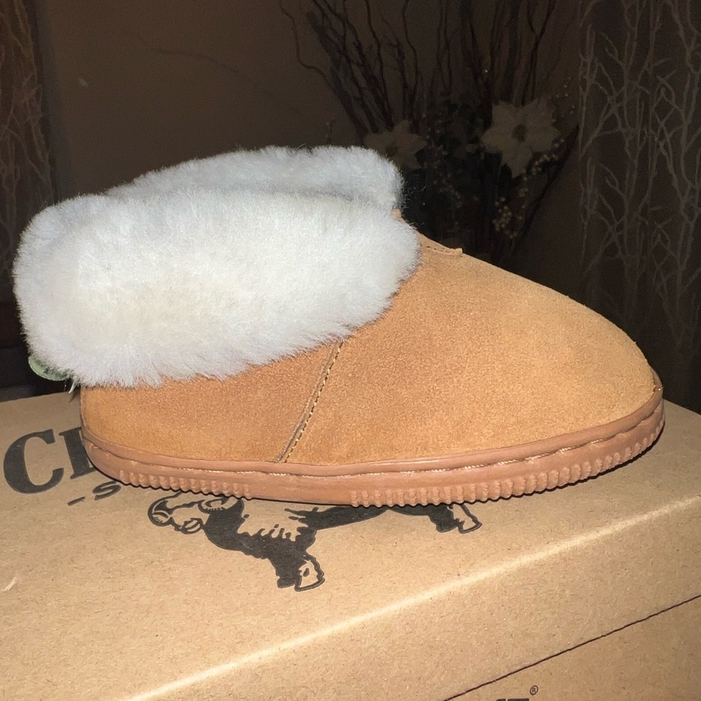 Cloud Nine Sheepskin Unisex Kids size 8/9- New